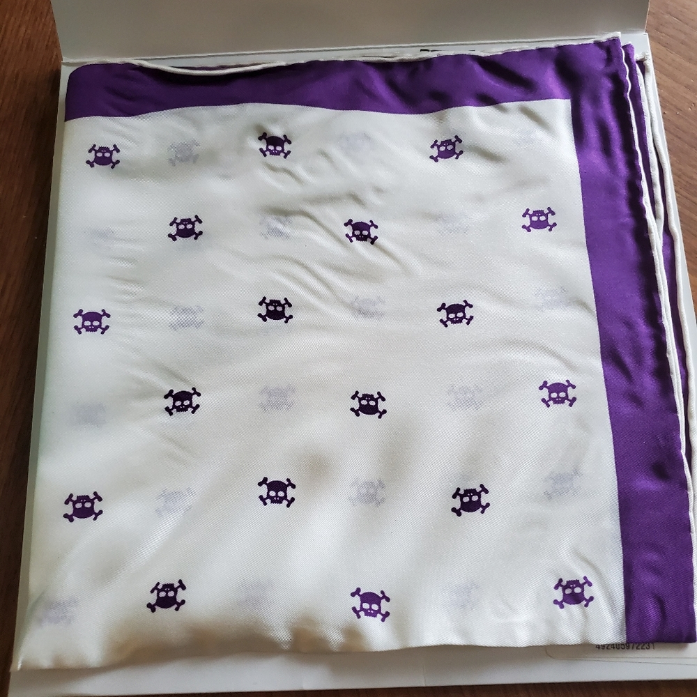 Silk Skull Pocket Corner